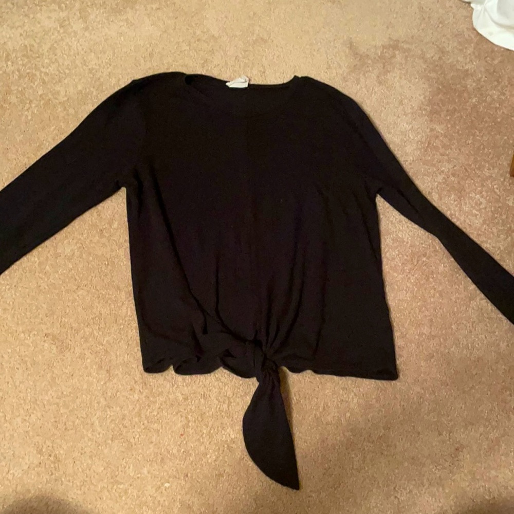 Simple tie bottom black shirt